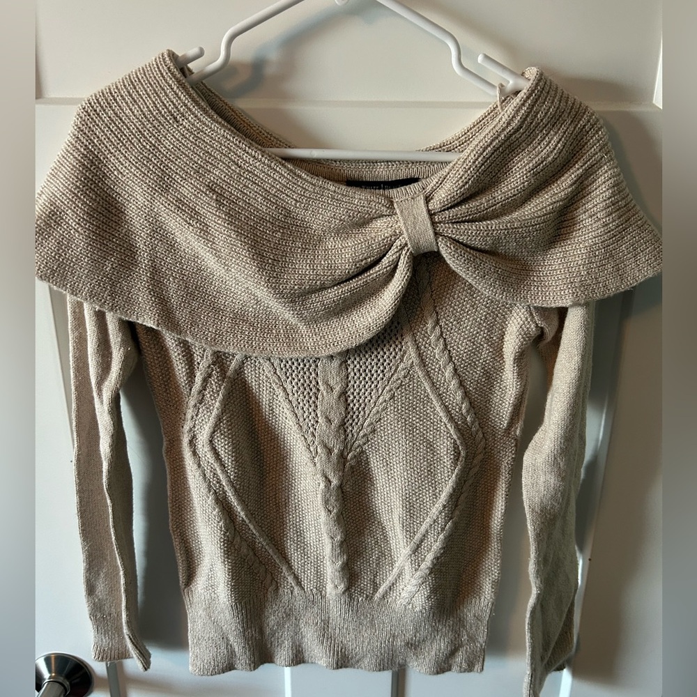 White House Black Market off the shoulder bow sweater size - XS, Brand new.
